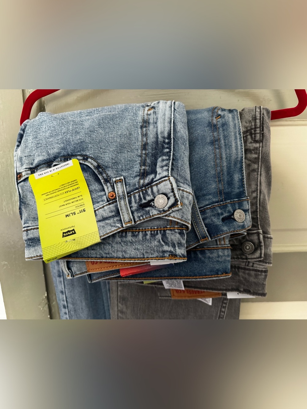 Levi's Slim Fit Light & Medium Blue Washed Jeans, Men
Lots of 3. 31 x 32, 120$